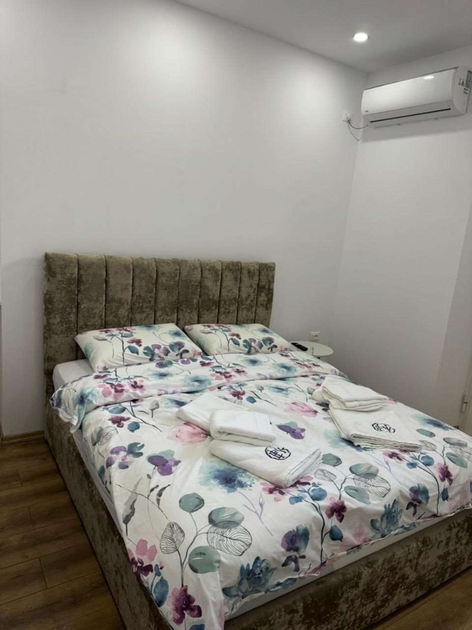Vila 21 At Blloku Area Тирана Екстер'єр фото