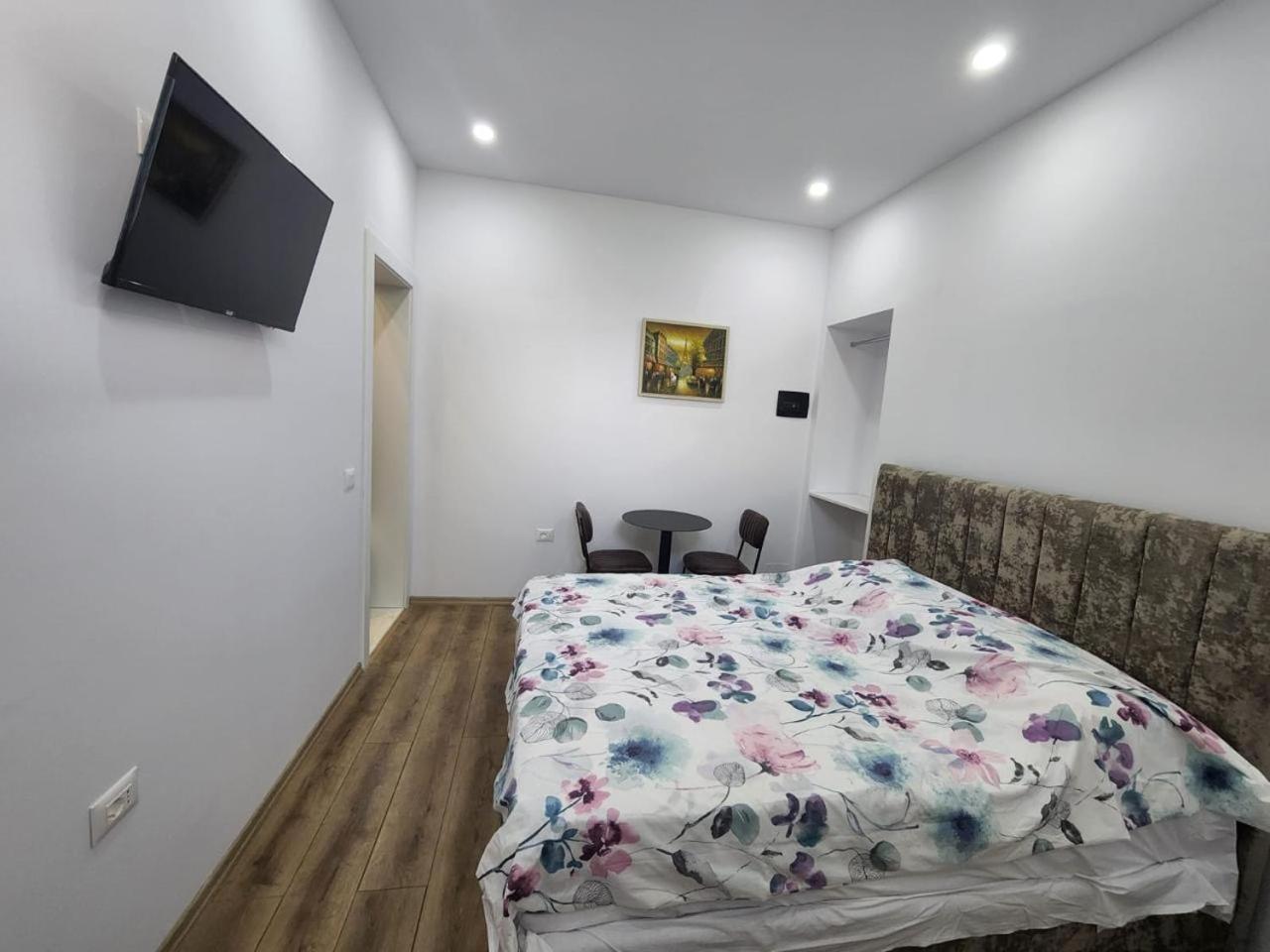 Vila 21 At Blloku Area Тирана Екстер'єр фото
