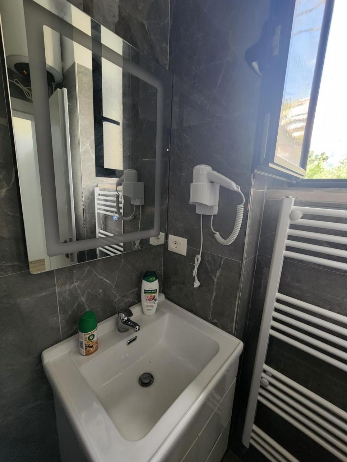 Vila 21 At Blloku Area Тирана Екстер'єр фото